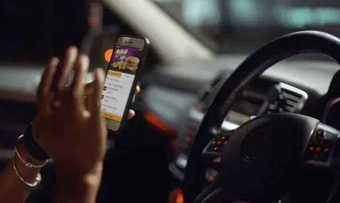 Someone browsing the steers app while in their vehicle